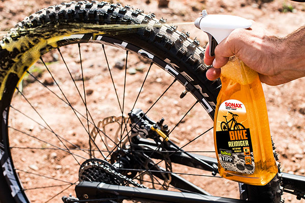 SONAX BIKE -puhdistusaine, suihkutus ulkona.