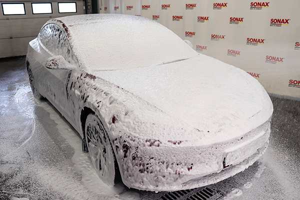 Sonax Foam Giant -shampoo, auton vaahdotus