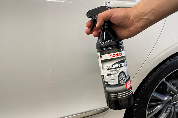 Sonax Liuotinpesuaine, sumutus auton maalipinnalle
